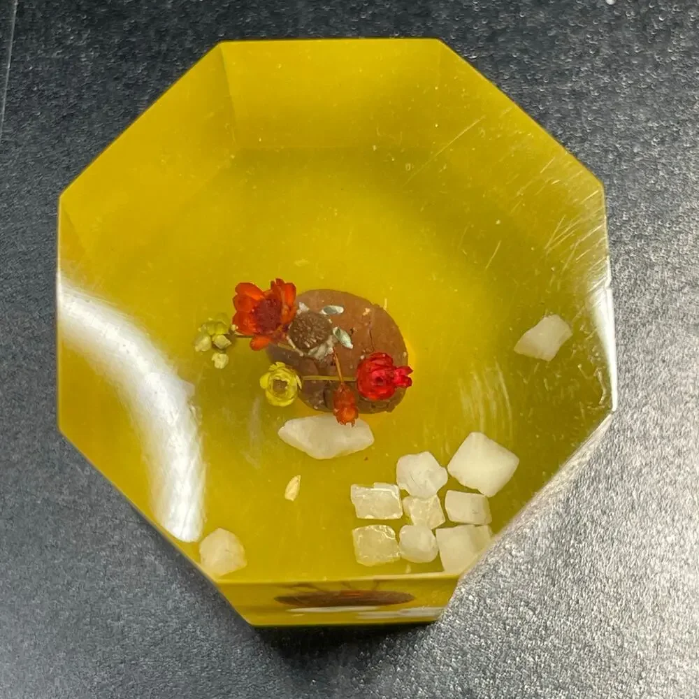 Vtg Lucite Acrylic Paperweight with Dried Straw Flowers 1.5